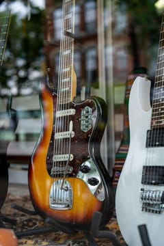 featured image thumbnail for post The Ultimate Guide to Fender Mustang Bridge Buzzing Fix